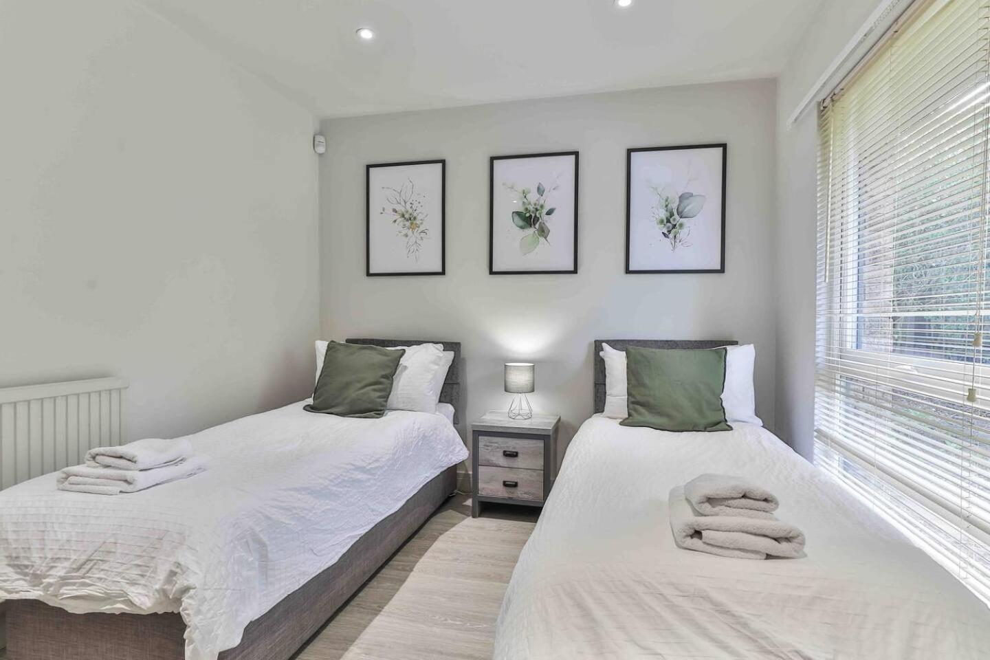 3 Bedroom Bungalow Close To Peak District With Garden Sheffield Exteriör bild